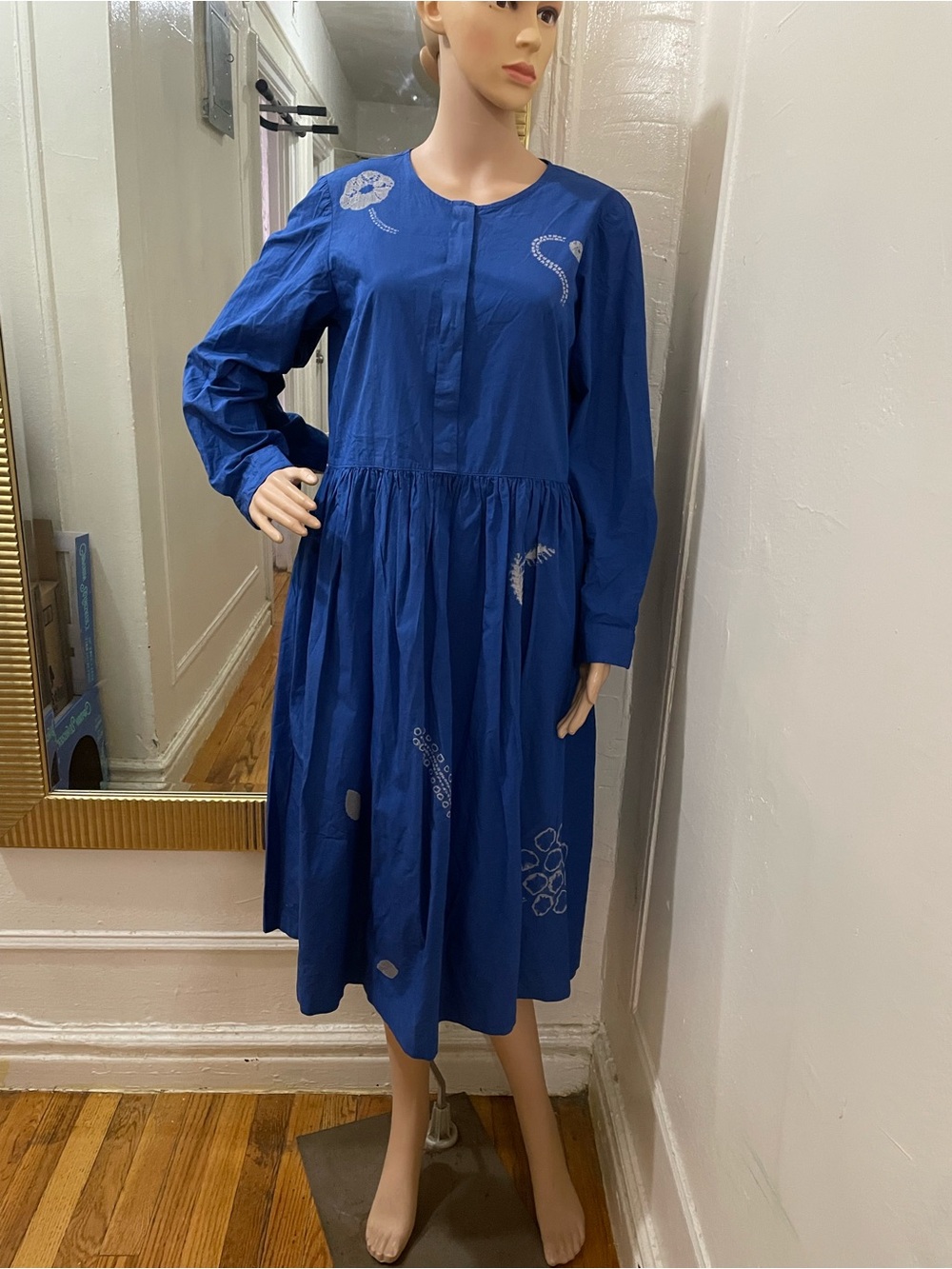 Suzusan Elegant Cobalt Blue Long-Sleeve Midi Dress with Subtle Embroidery